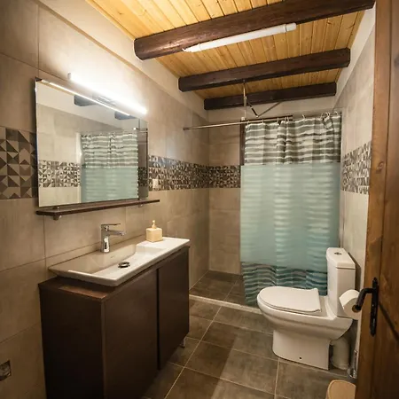 Wood & Stone House شقة